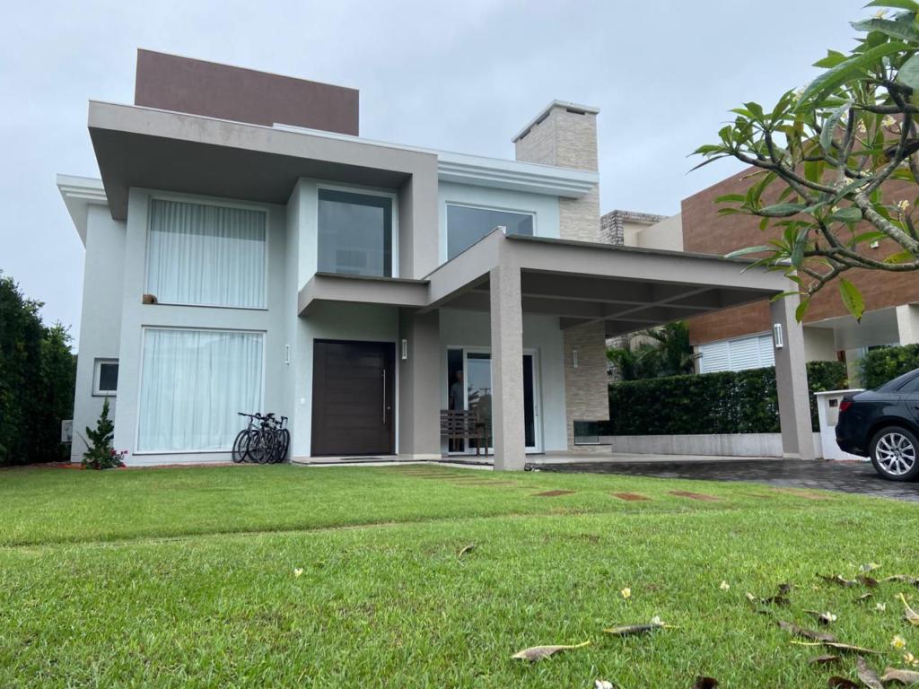 Casa em Condominio 5 Dormitórios