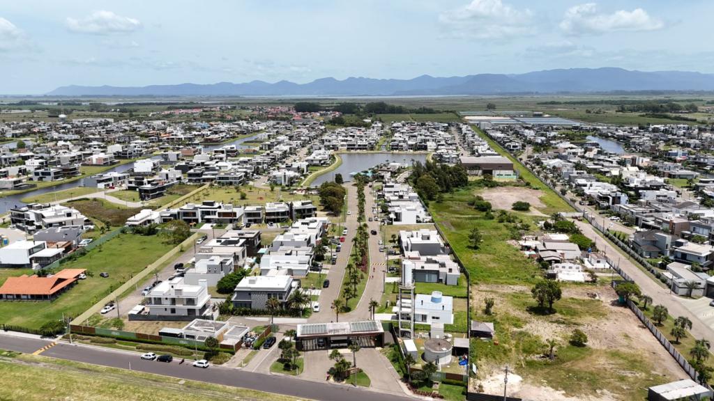 Casa em Condominio 4 Dormitórios