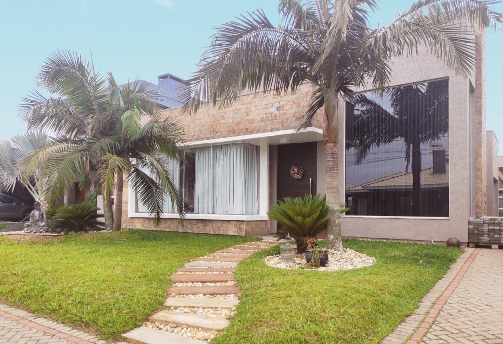 Casa em Condominio 4 Dormitórios