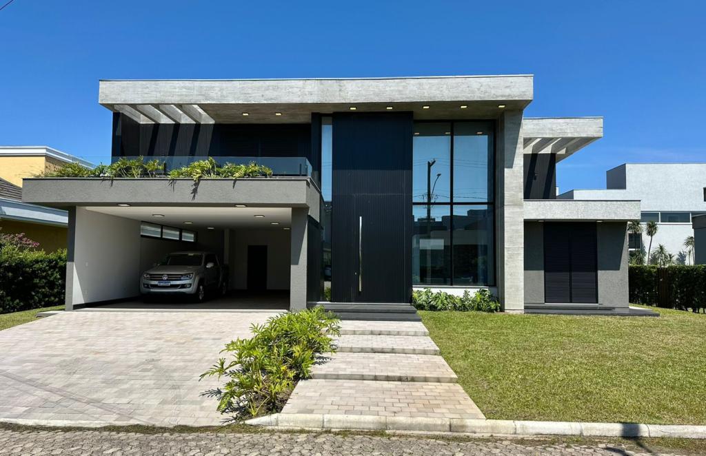 Casa em Condominio 4 Dormitórios