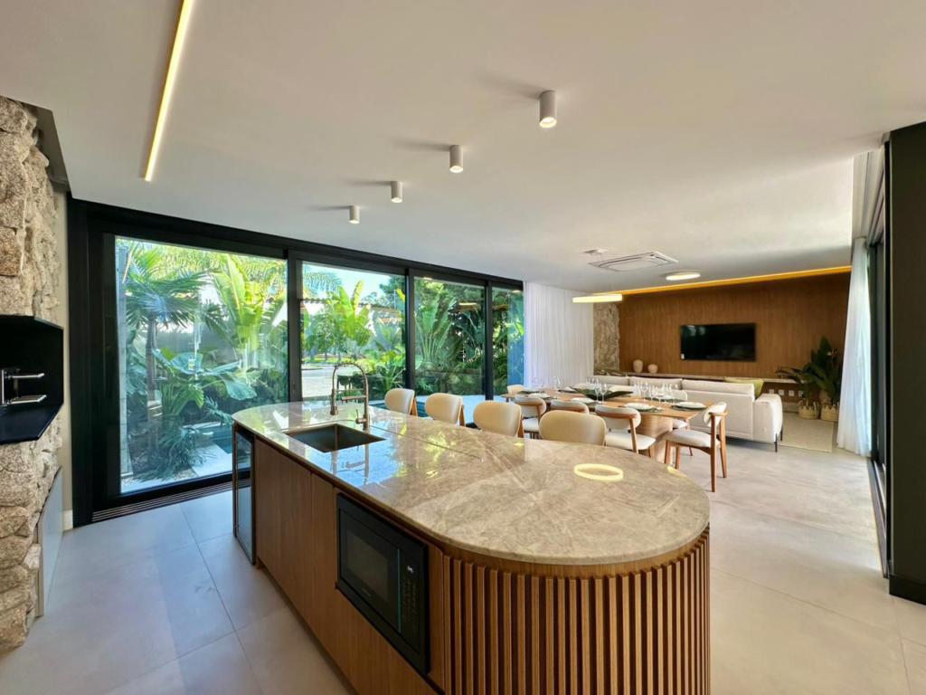 Casa em Condominio 4 Dormitórios