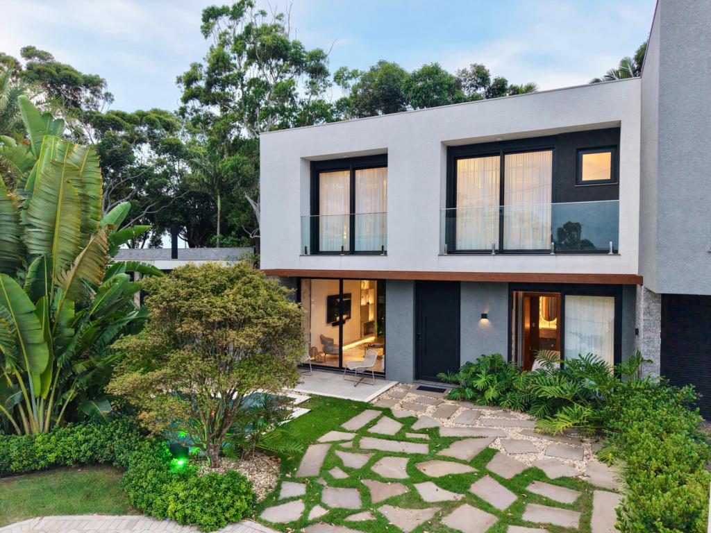 Casa em Condominio 4 Dormitórios