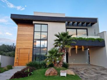 Casa em Condominio 4 Dormitórios