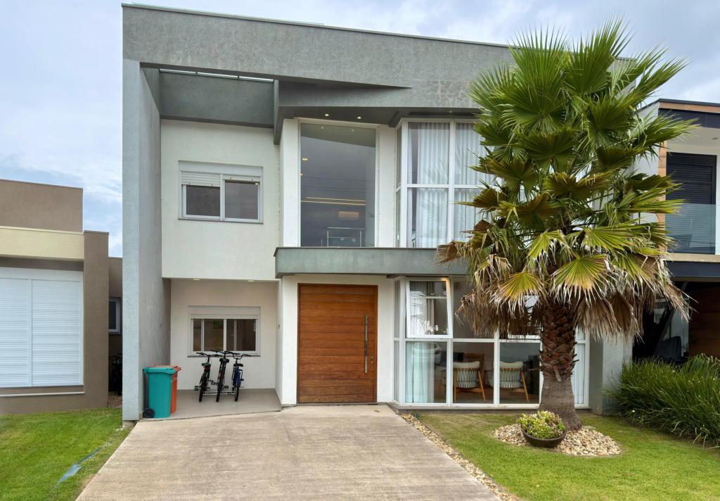 Casa em Condominio 4 Dormitórios