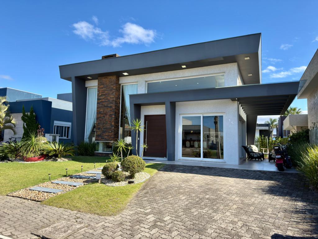 Casa em Condominio 4 Dormitórios