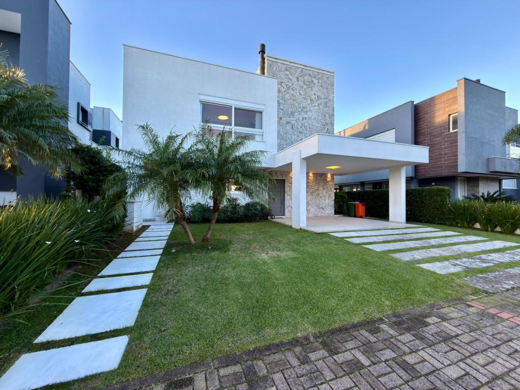 Casa em Condominio 4 Dormitórios