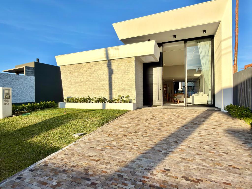 Casa em Condominio 4 Dormitórios