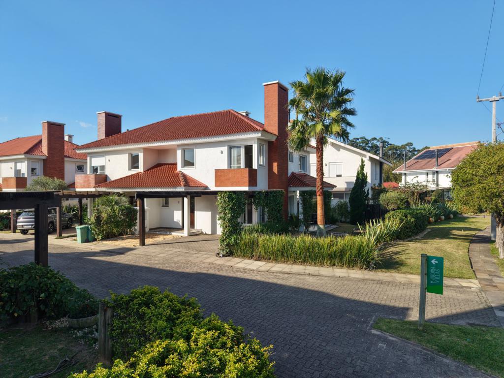Casa em Condominio 4 Dormitórios