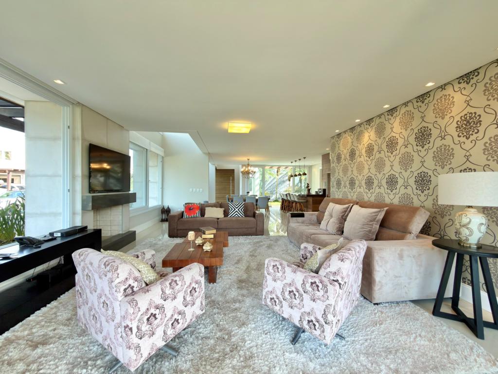 Casa em Condominio 4 Dormitórios