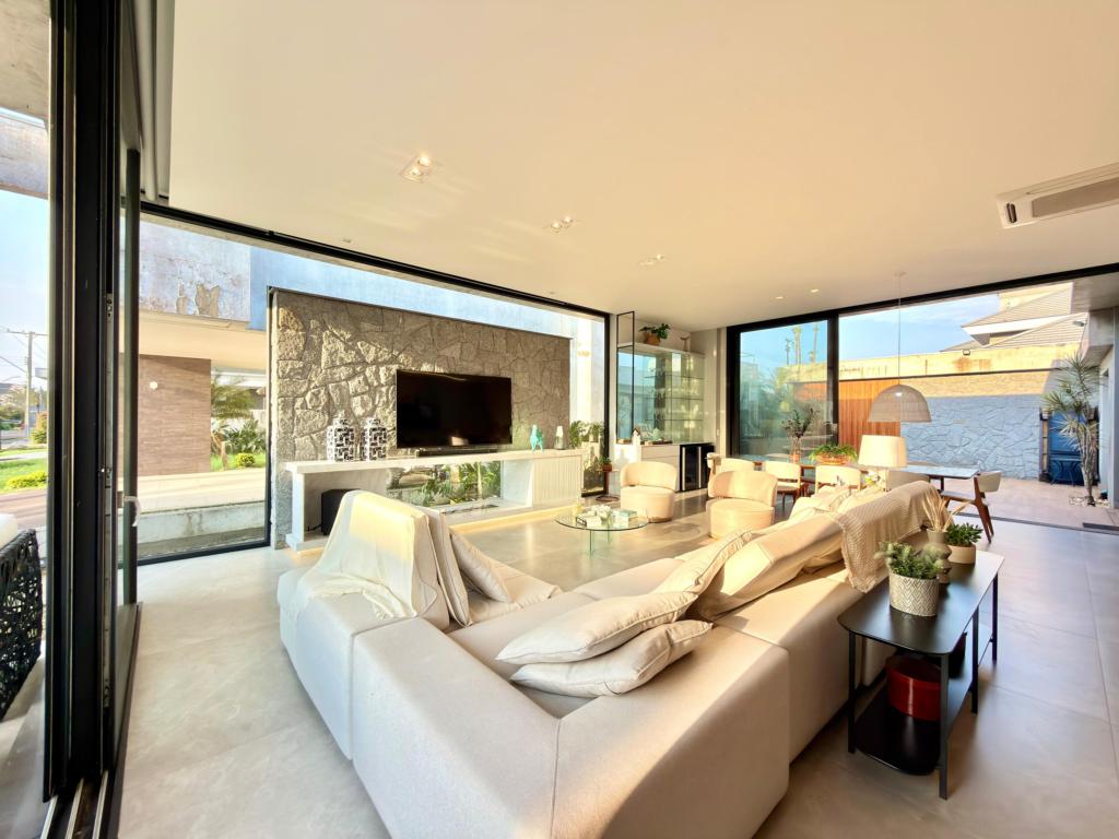 Casa em Condominio 4 Dormitórios