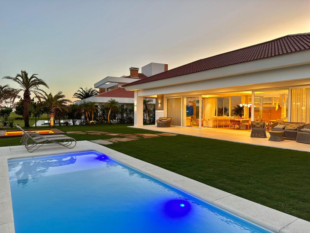 Casa em Condominio 5 Dormitórios