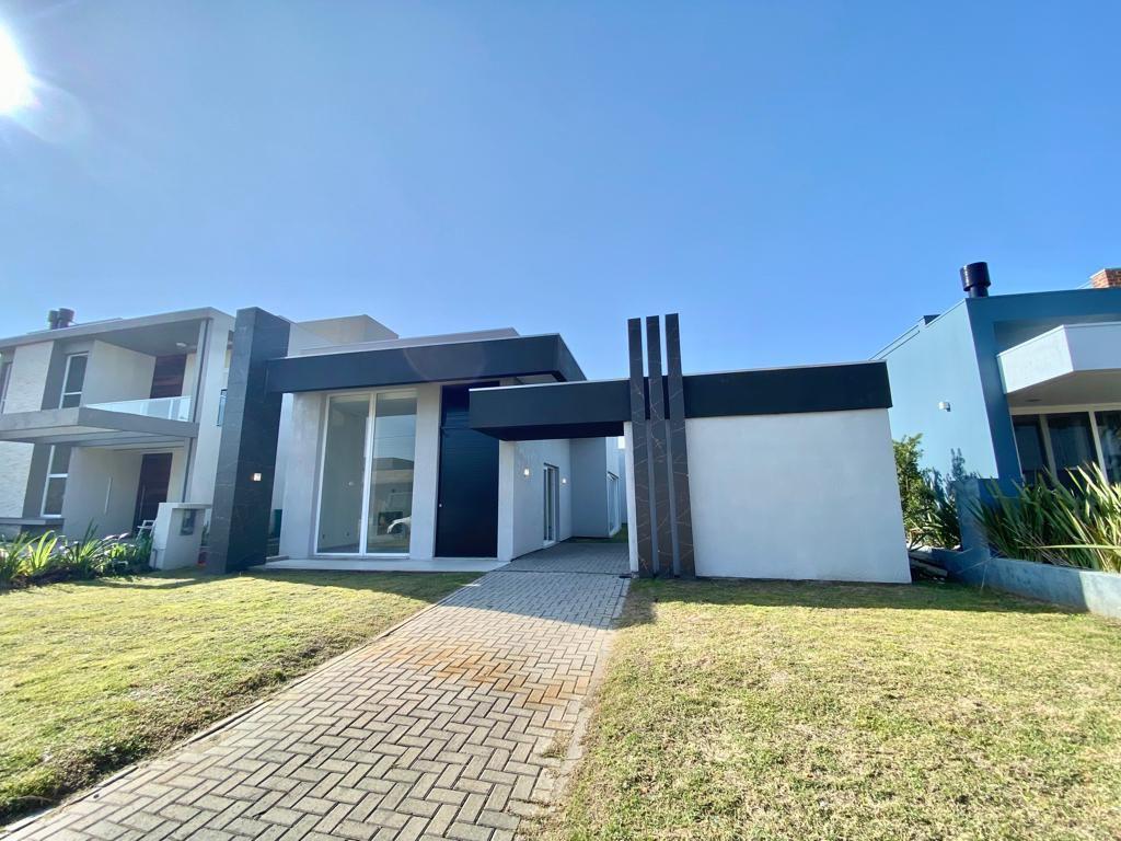 Casa em Condominio 4 Dormitórios