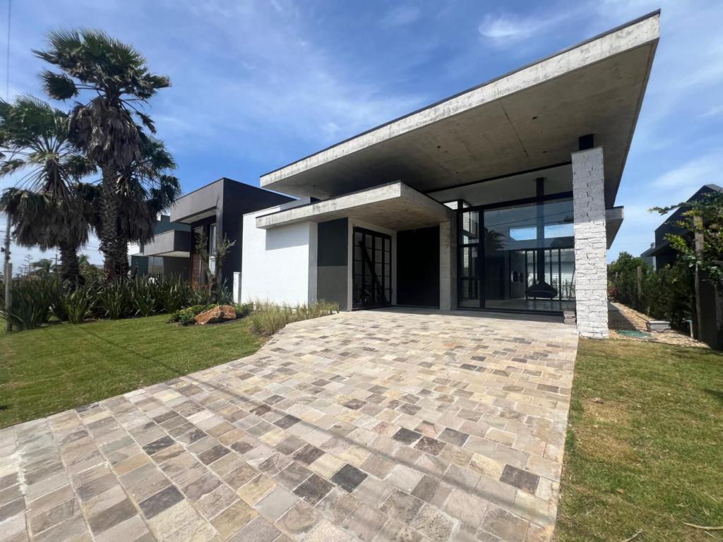 Casa em Condominio 4 Dormitórios